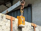 une grue fixée sur le côté d'un immeuble