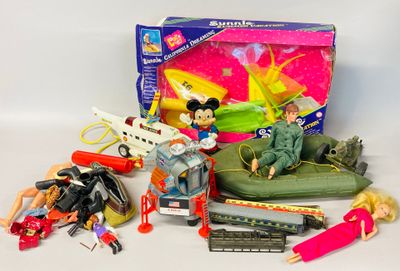 Dans un carton, enfantina, lot de jouets anciens dont Hasbro…