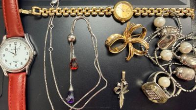 plusieurs types de bijoux différents présentés sur une table
