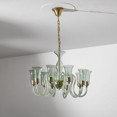 une image d'un lustre suspendu au plafond d'une pièce