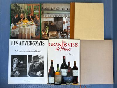 une photo montrant plusieurs bouteilles de vin accrochées à un mur