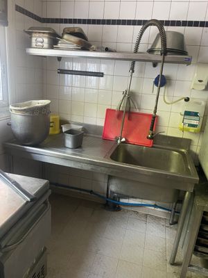 une image d'une cuisine avec un évier et une cuisinière