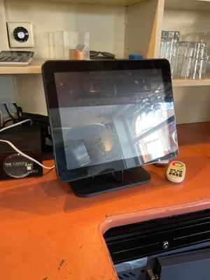 une tablette posée sur un comptoir
