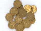une pile de pièces d'or posée sur une surface blanche