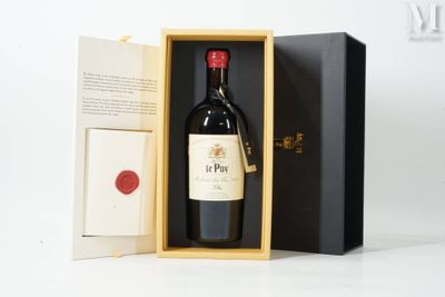 une bouteille de vin dans un coffret sur une table