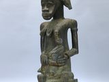 statue représentant une femme assise sur un tabouret, un bébé sur les genoux