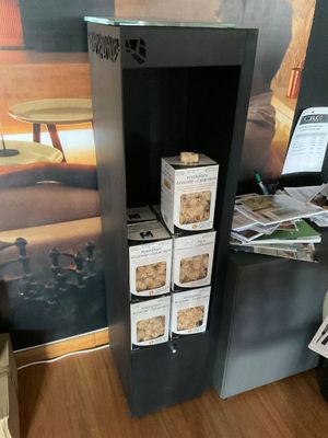 Des boîtes de biscuits sont empilées les unes sur les autres sur une étagère