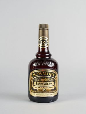 Une bouteille de whisky écossais Bowmore sur fond blanc
