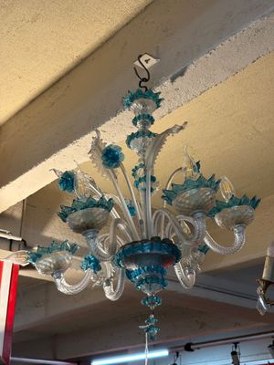 un lustre en verre suspendu au plafond d'une pièce