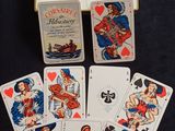 une boîte de cartes à jouer posée sur une table à côté d'une autre boîte de cartes à jouer