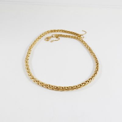 un bracelet à chaîne en or avec un fermoir sur fond blanc