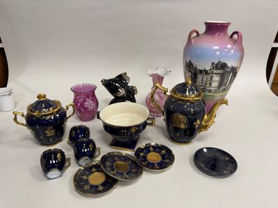 de nombreux types de vases et de bols sur la table