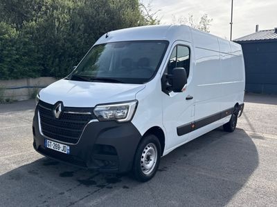 la photo d'une camionnette blanche garée sur un parking