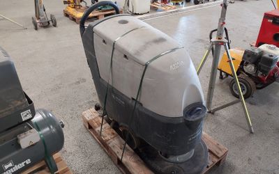 une machine posée sur une palette dans un entrepôt