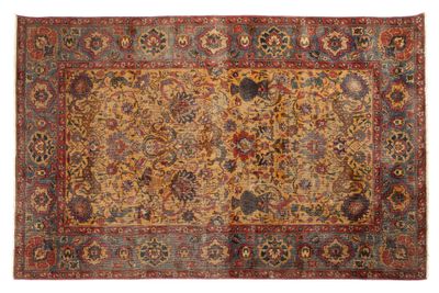 un tapis persan ancien à motifs multicolores