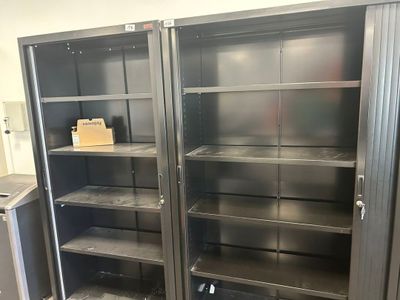 une armoire métallique comportant plusieurs étagères dans la pièce