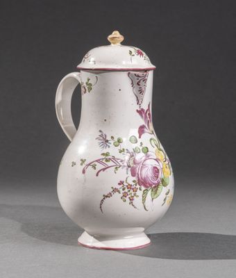 un vase blanc orné d'un motif floral rose et jaune