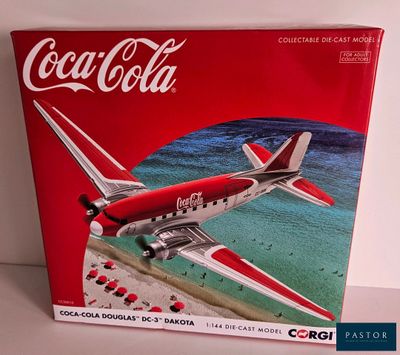 un avion Coca-Cola exposé dans une boîte