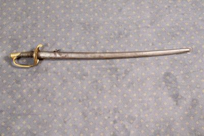 une petite épée posée par terre