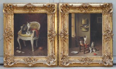 deux tableaux représentant des chats dans une pièce avec une chaise et une table