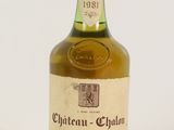 une vieille bouteille de vin posée sur une table blanche