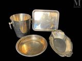 une assiette en argent accompagnée d'une tasse en argent et une assiette en argent accompagnée d'un plateau en argent