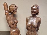 deux statues en bois représentant des femmes, placées l'une à côté de l'autre