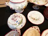 de nombreuses assiettes et bols posés sur une table