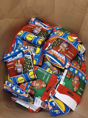 une boîte en carton remplie de nombreux cadeaux de toutes sortes