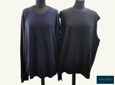 deux pulls pour femme posés sur un présentoir pour mannequin