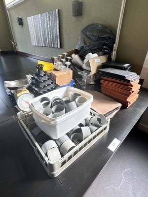 un grand nombre d'objets posés sur une table