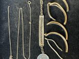 Plusieurs bijoux sont exposés sur un fond noir