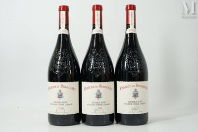 trois bouteilles de vin rouge sont posées sur une surface blanche