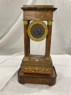 une horloge posée sur un socle recouvert d'un tissu blanc