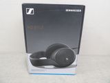 La boîte d'un casque audio est ouverte sur la table.