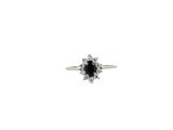 une image représentant une bague en diamant en noir et blanc sur fond blanc