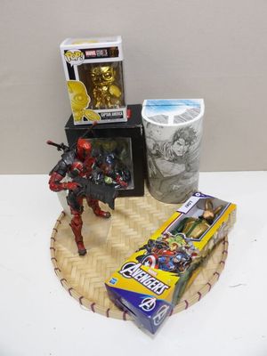 une table avec quelques jouets et une boîte de céréales