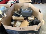 une boîte en carton remplie d'articles assortis dans un entrepôt