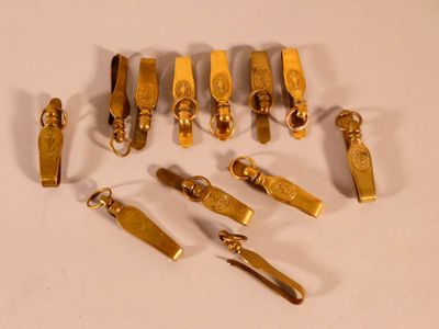 Douze châtelaines pour chapelets en laiton doré à décor de l…