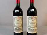 deux bouteilles de vin rouge posées l'une à côté de l'autre sur une table
