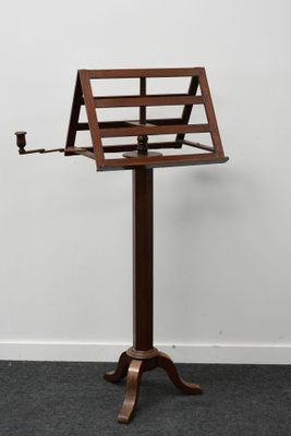 une image représentant un pupitre sur lequel est posé un autre pupitre