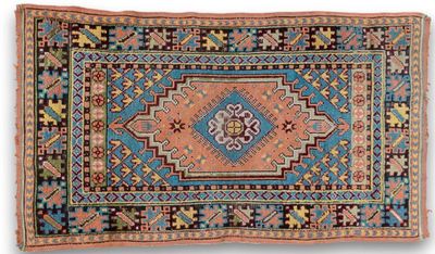 un tapis bleu et orange à motifs en losanges