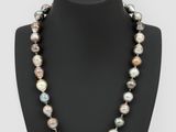 un collier de perles multicolores sur un mannequin noir
