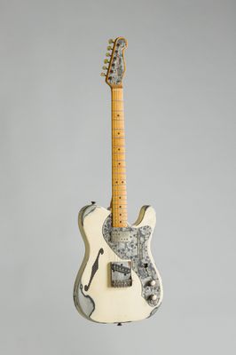 une guitare électrique avec un corps blanc et un manche noir