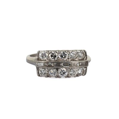 gros plan d'une bague en diamant sur fond blanc