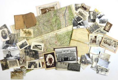 une pile de vieilles photos et de vieilles cartes postales posée sur une table