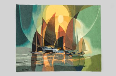 un tableau représentant un voilier sur l'eau au coucher du soleil