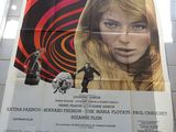 une affiche accrochée au mur d'une salle de bains équipée de toilettes