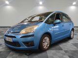 la petite voiture bleue est garée sur un carrelage à carreaux