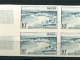 quatre timbres sur une feuille de papier représentant un terrain de golf